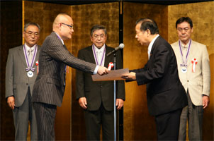 ものづくり日本大賞授賞式：二階経済産業大臣から賞状を授与